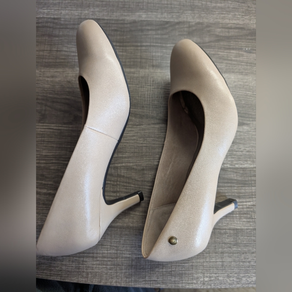 Life Stride Women's Size 8 Nude Heels - Picture 9 of 16